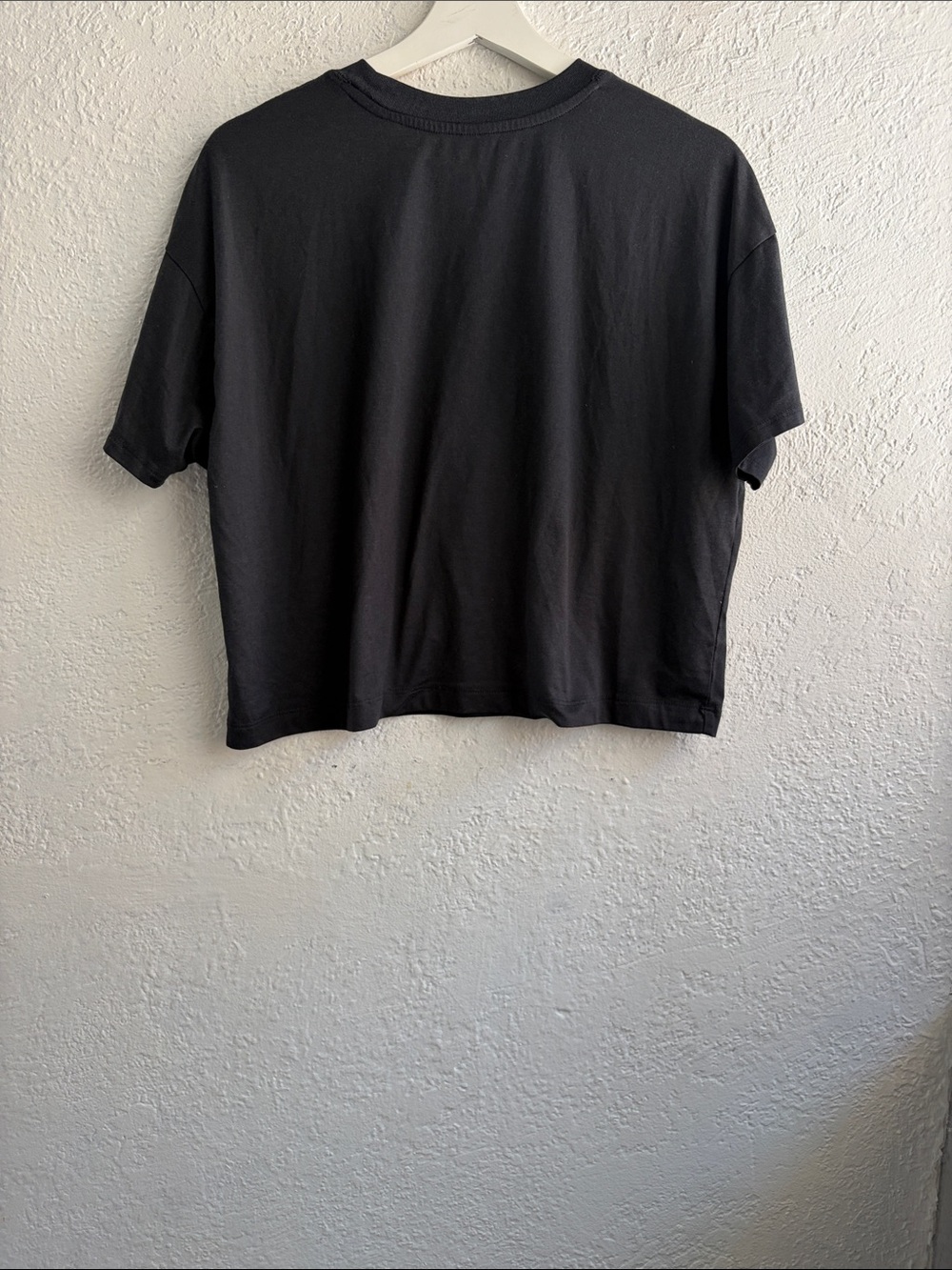 Vuori Black Cropped Tee - Picture 2 of 5